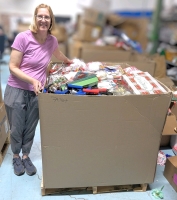 WOW!! Pallet FULL of 700+ New Christmas Ornaments, Decor, Wrapping, Bags & Winter Items | Over $1,000 in Retail Value!