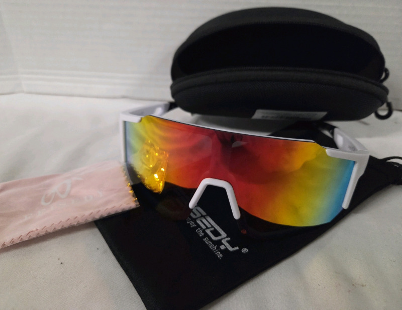 New | One Size Unisex Feisedy Polarized Sunglasses Kit | Includes Glasses Wipe, Soft Case & Hard Case