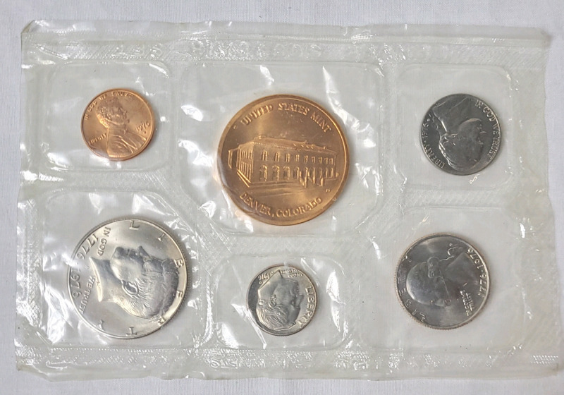 1976 (1776-) USA Denver Mint Coin Set w/Bronze Medal . Sealed
