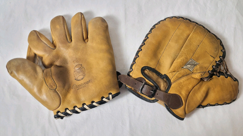 Vintage Spalding LH Leather Baseball Glove & Vintage 1930s/40s Wellinger & Dunn WinnWell Leather LH Catchers Mitt