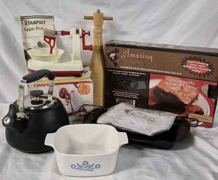 Great Kitchen lot - Trudeau Pepper Mill, Brownie Pan, Paderno Kettle +