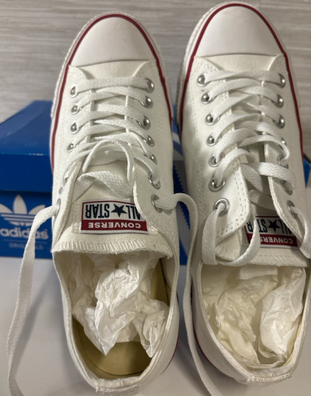 New size 6 Ladies Adidas Shoes| Comes with the box