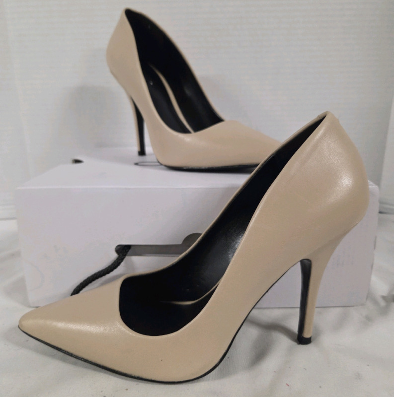 Great Condition Size 7 Women's 4" Aldo Heels