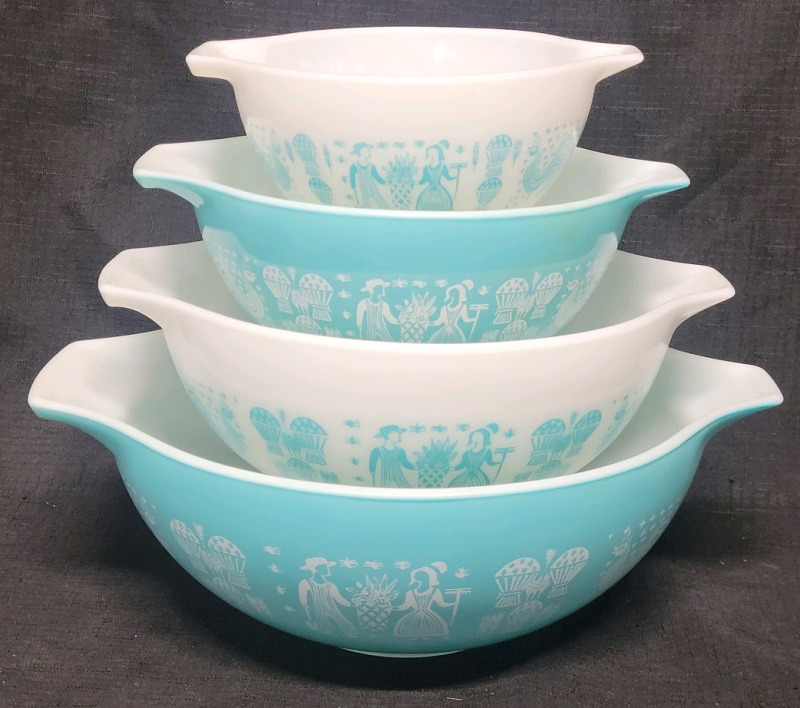 Vintage PYREX " Butterprint " Cinderella Mixing Bowl Set . No chips or cracks