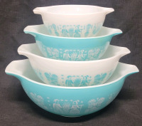 Vintage PYREX " Butterprint " Cinderella Mixing Bowl Set . No chips or cracks