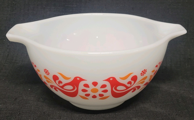 Vintage PYREX " Friendship " Cinderella 1 &frac12; pt. Mixing Bowl . No chips or cracks