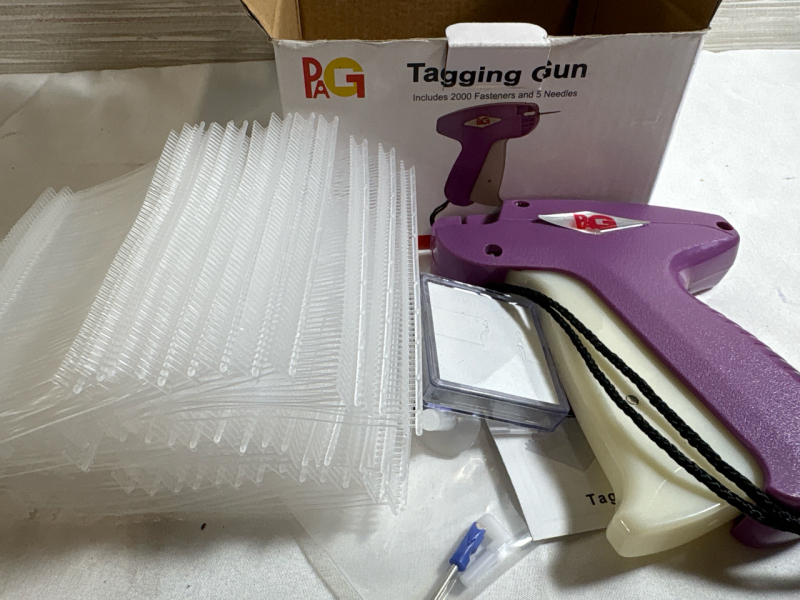New Quick Clothing Fixer Tagging Gun| Comes with a box| Includes 2000 Fastners & 5 Needles