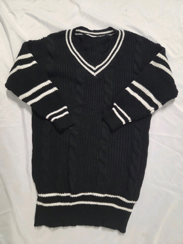 New | Size Large Women's V-neck Knit Style Sweater
