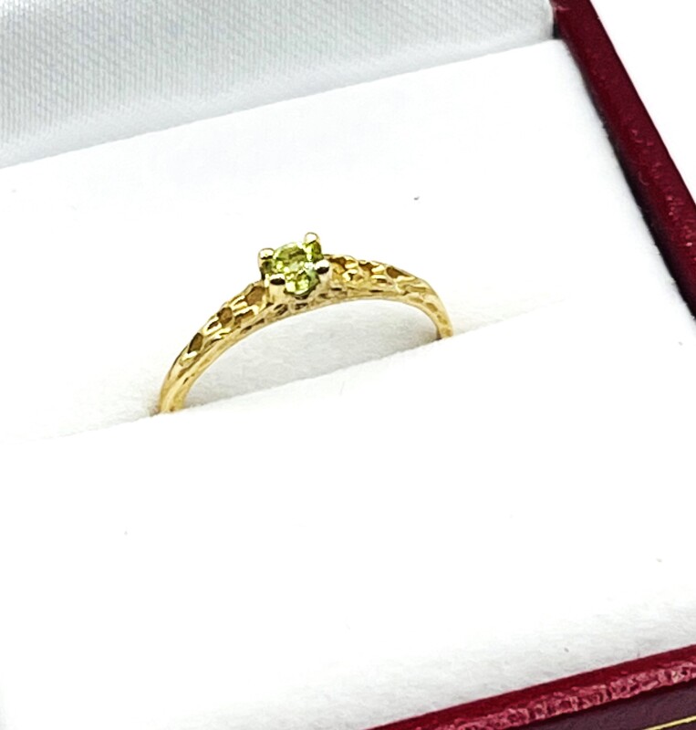 NEW 10KT Yellow Gold Natural Peridot Baby Ring, Size 3, Retail $500.00. Peridot is the birthstone for August.