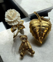 3 Signed Vintage Brooches Butler Articluted Rhinestone Eye Teddy / Avon Perfume Locket D&rsquo;Orlan 22 Triple Plated Gold Carved Rose. See description