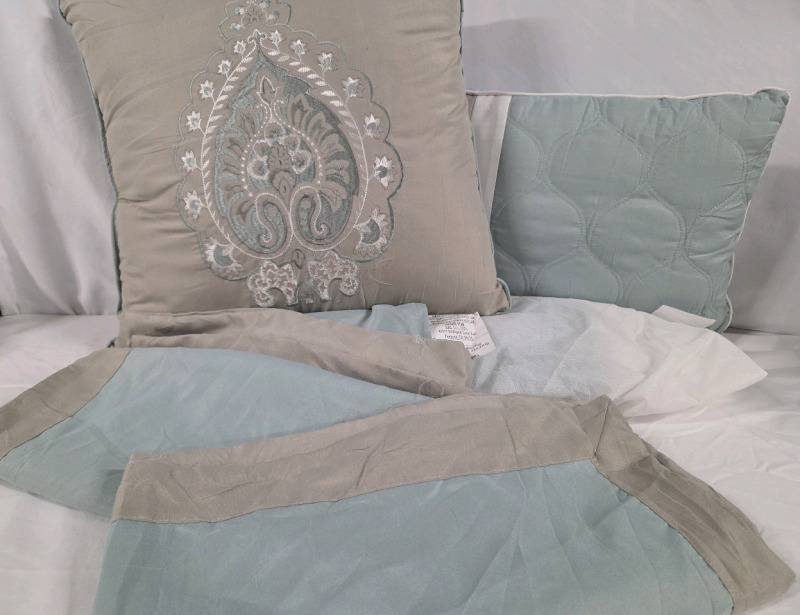 5pc New | Queen Size Bed Set | Includes Bed Skirt, 2 Pillow Shams and 2 Throw Pillows