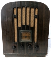 Vintage Art Deco 1934 General Electric Canada SuperHeterodyne M51 AM Radio Receiver - 14.65" &times; 10" &times; 17.5" Tall Powers On (See Description)