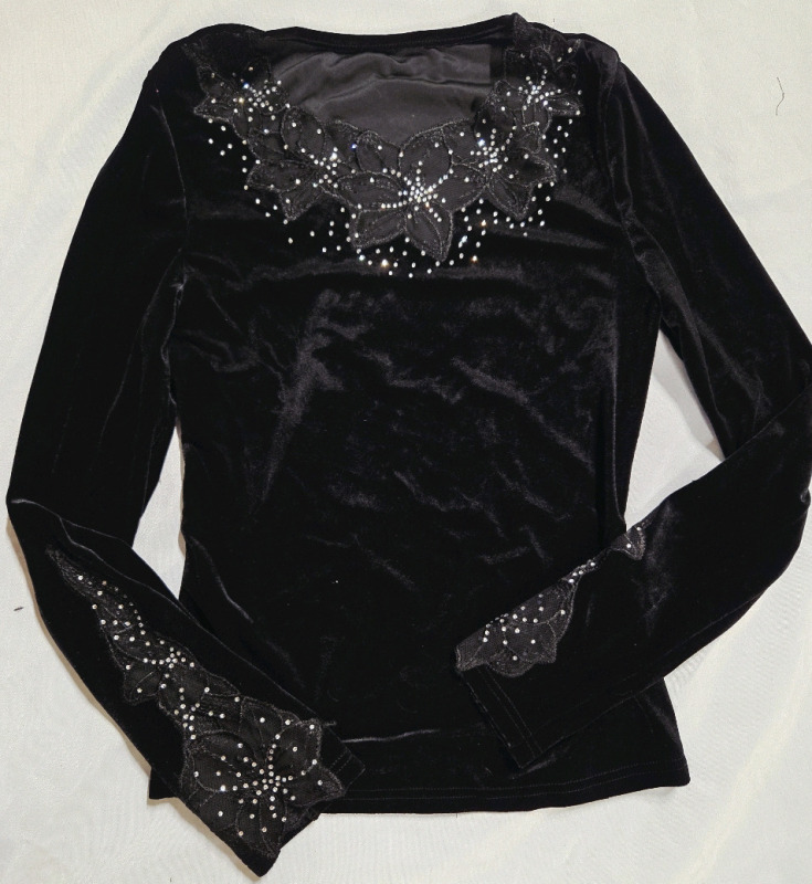 New | Size M Women's Gorgeous Longsleeve Lace and Velvet Top
