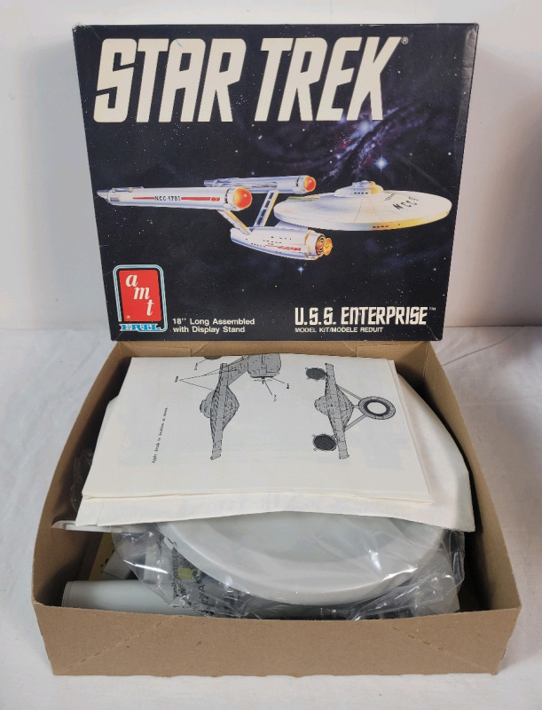 Vintage 1989 AMT Star Trek U.S.S. Enterprise Model Kit , Measures 18" Long when Assembled . Open Box , NOT Started