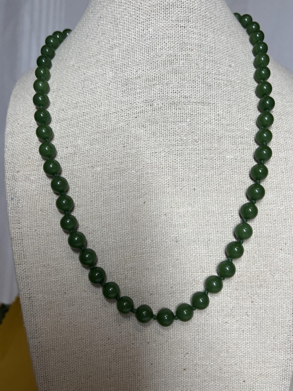 Vintage Jade Bead Necklace 16 inch 8 mm Stones