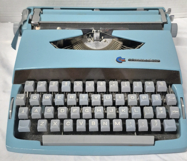 Great 1960's Portable Commodore Typewriter - Works