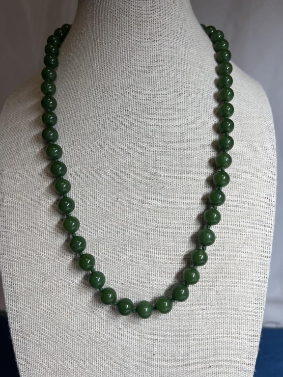 Vintage Jade Bead Necklace 16 inch 8 mm Stones