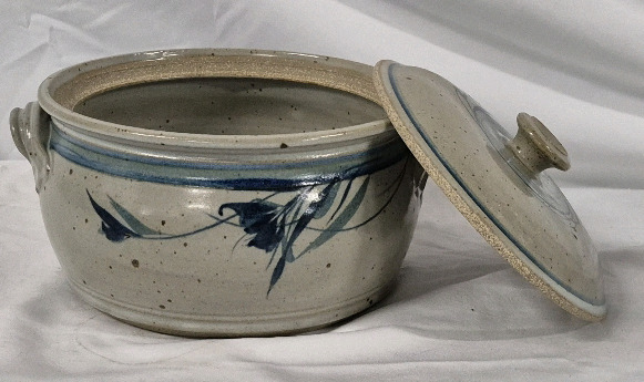 Vintage Bean Pot Pottery 8" Diameter & 4.25" Deep