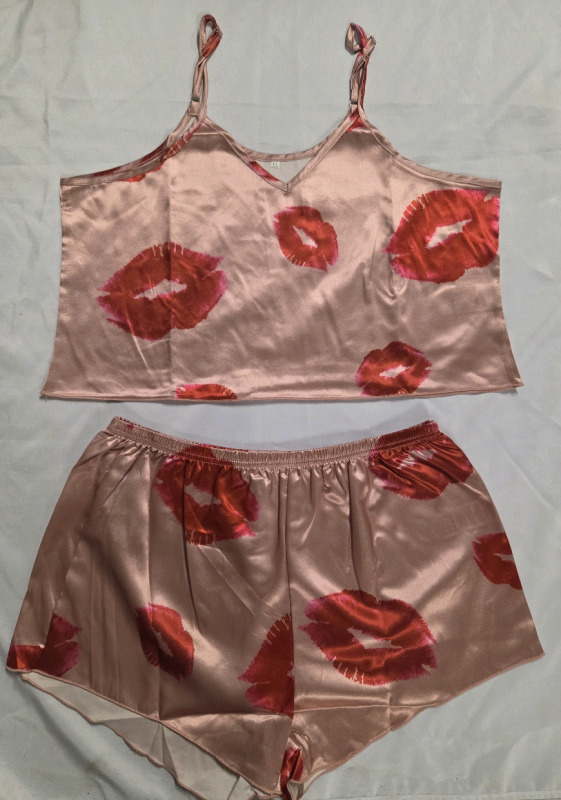 New | Size XL Ladies Short Pajamas w/ Kisses Print