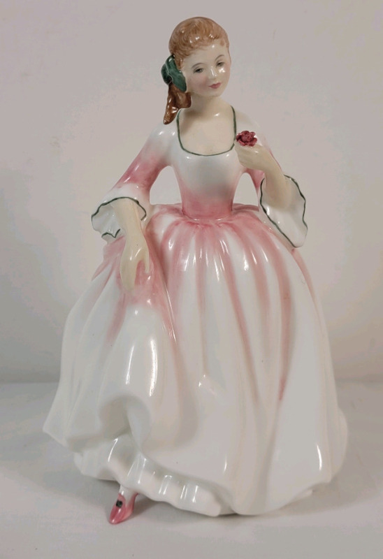 Royal Doulton " Tender Moment " Figurine , H.N. 3303 . Measures 7 1/4" tall