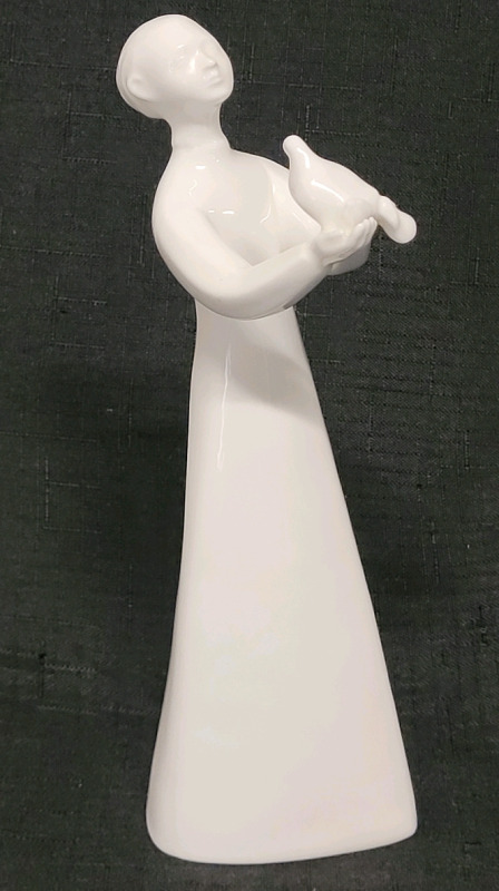 Royal Doulton " Peace " Figurine , H.N. 2470 . Measures 8.5" tall