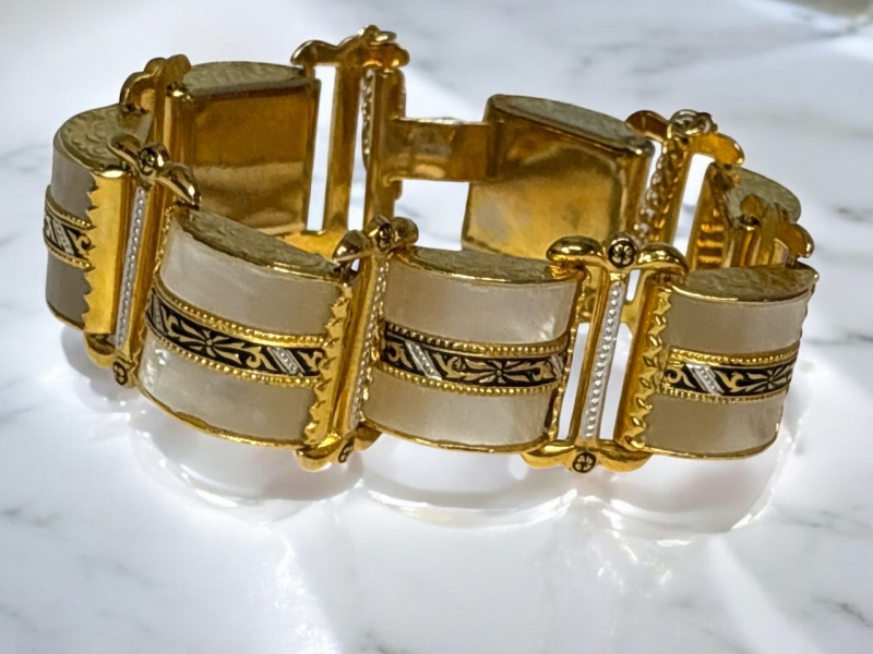 Mid Century Modern Gorgeous Damascene Wide Square Lucite Link Bracelet Box Clasp Satety Chain Approximately 7 inch