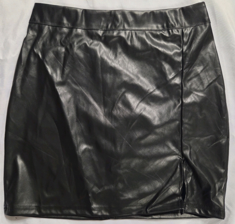 New | Size M Women's Faux Leather Mini Skirt