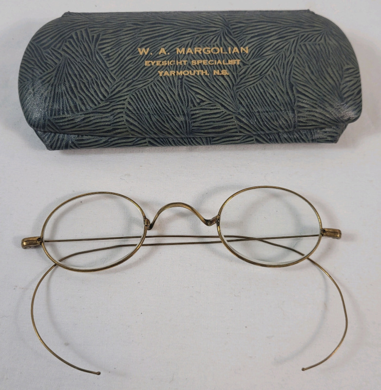 Vintage Wirerim Reading Glasses w/Case