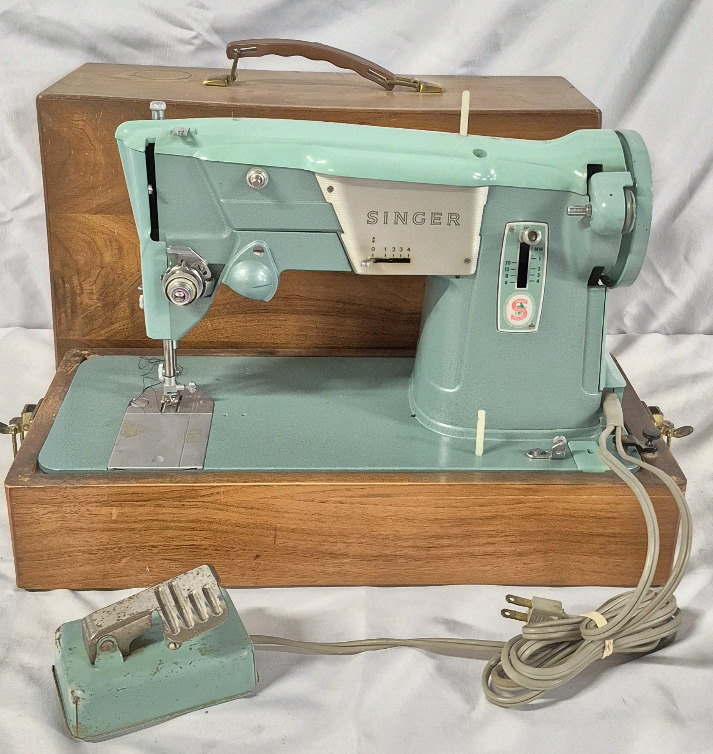 Vintage Singer Sewing Machine in Wooden Case Model 3271 - Working