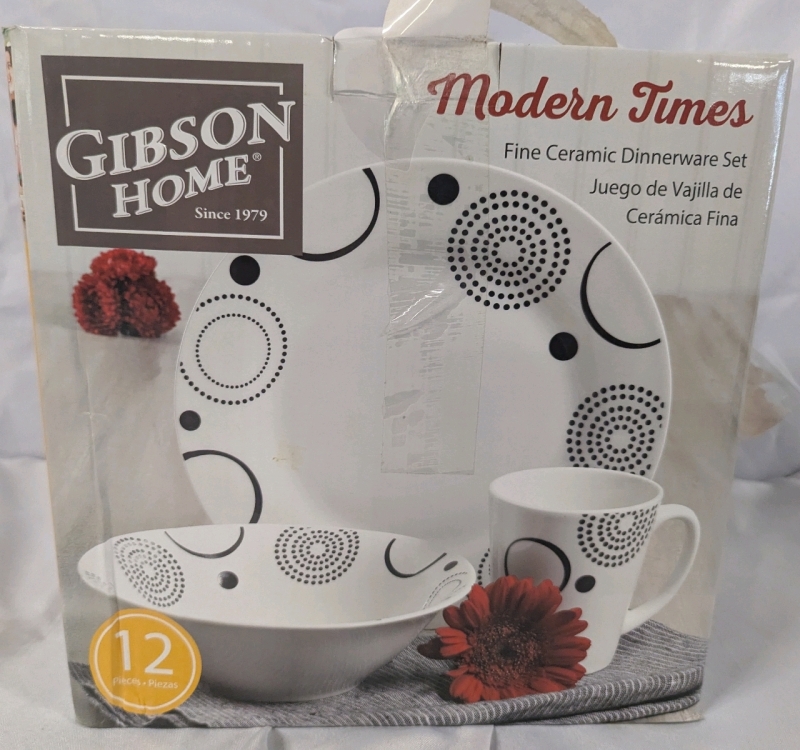 New Gibson Home 12 Piece Fine Ceramic Dinnerware Set.