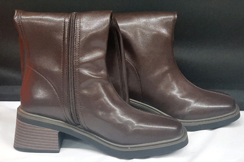 New Women's Size 6.5 Leather Heel Boots