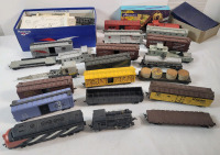 Vintage HO Gauge Toy Railroad Model Train Lot . 22 Cars & Accessories