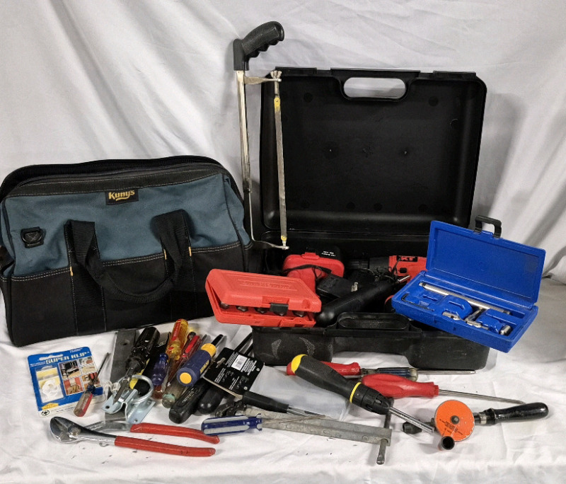 Cordless Tool Lot & Kuny's Tool Bag with Assorted Tools. 2 Power XT Cordless Drills, with 2 Batteries and Chargers& 1 Jobmade Cordless Screwdriver. Drills tested and working. No plug for screwdriver, unable to test. Comes with Case.