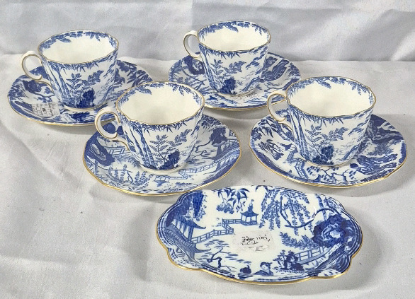 Beautiful Vintage Royal Crown Derby Teacups & Saucers +