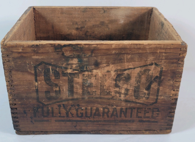 Vintage STELCO Hamilton Basket Tacks Wooden Box . Measures 7 &frac34;"&times;9 ⅞"&times;6 &frac14;"