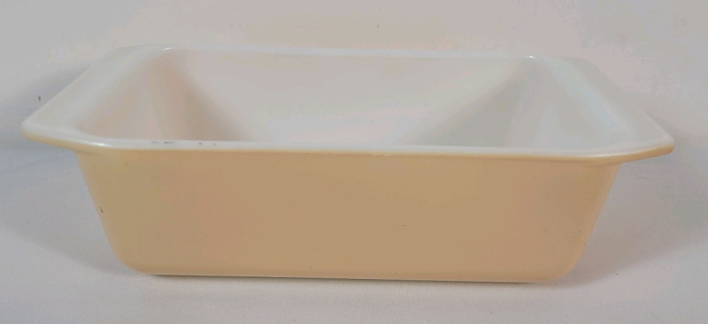 Vintage PYREX Earth Tone Loaf Baking Dish . Measures 8.5"&times;4.5"&times;2.5". No chips or cracks