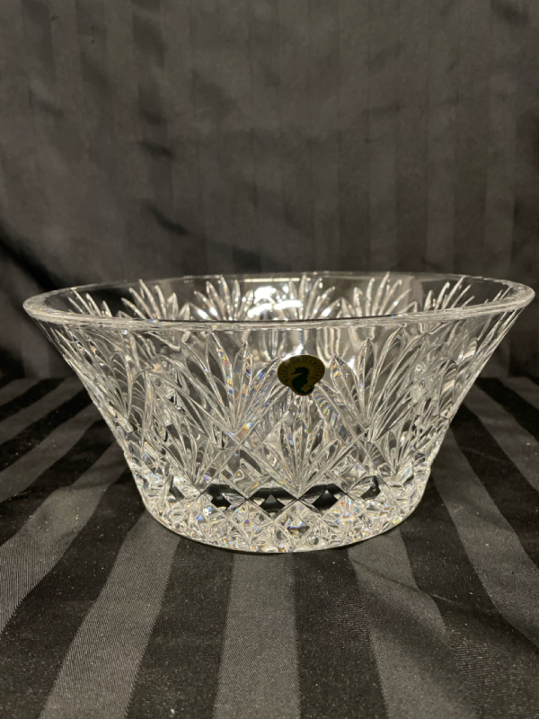 Gorgeous 10&rdquo; dia. Waterford &ldquo;Cassidy&rdquo; Crystal Bowl |This bowl features a distinctive cut crystal pattern designed to reflect and refract light | No Chip or Cracks