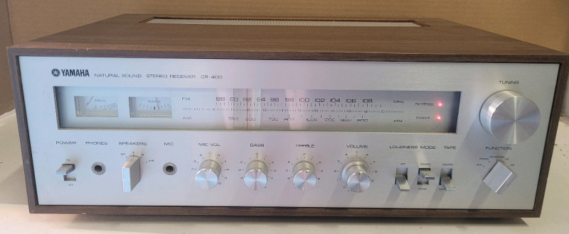 Vintage 1977 Yahama CR-400 Natural Sound Stereo Receiver . AM/FM , Phono , AUX , 16 watts per channel . Tested Powers Up , Not Tested Beyond Power Up
