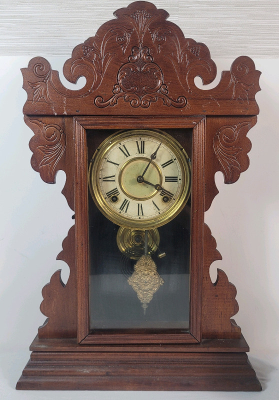 Vintage Welch Mantle Wind-Up Pendulum Clock . No Key , Chimes on the Half Hour & Hour . Pendulum Will Not Swing , Will Need Service