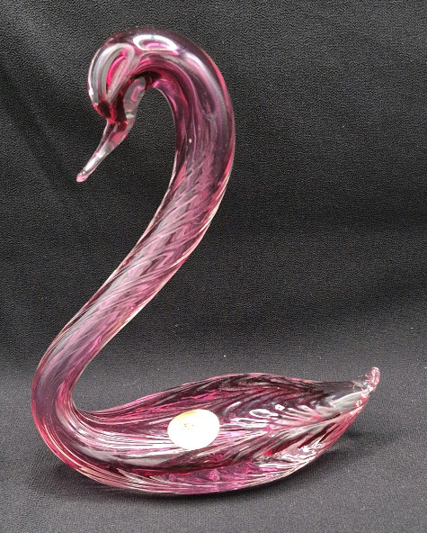 Beautiful Rossi Cranberry Glass Swan 6.75" Tall