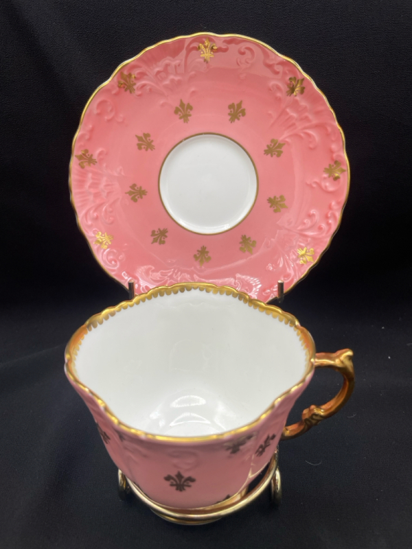 Aynsley Bone China Pino Fleur-de-lis Teacup Rings True