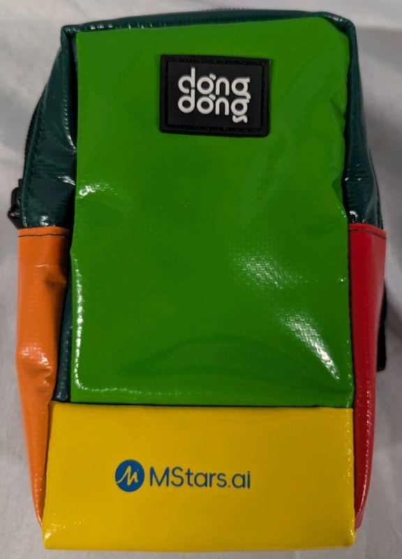 New D&ograve;ng D&ograve;ng S&agrave;i G&ograve;n Colourblock Cross Body Bag. 4" by 6" by 2" Not Including Strap.