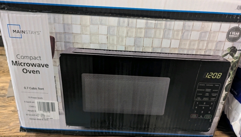 New Mainstays Compact Microwave Oven. 0.7 Cubic Feet.