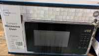 New Mainstays Compact Microwave Oven. 0.7 Cubic Feet.