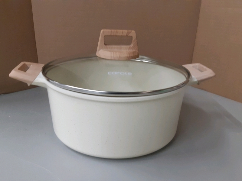 New Carote non-stick pot 9" diameter 4.5 tall (Icecream colour)