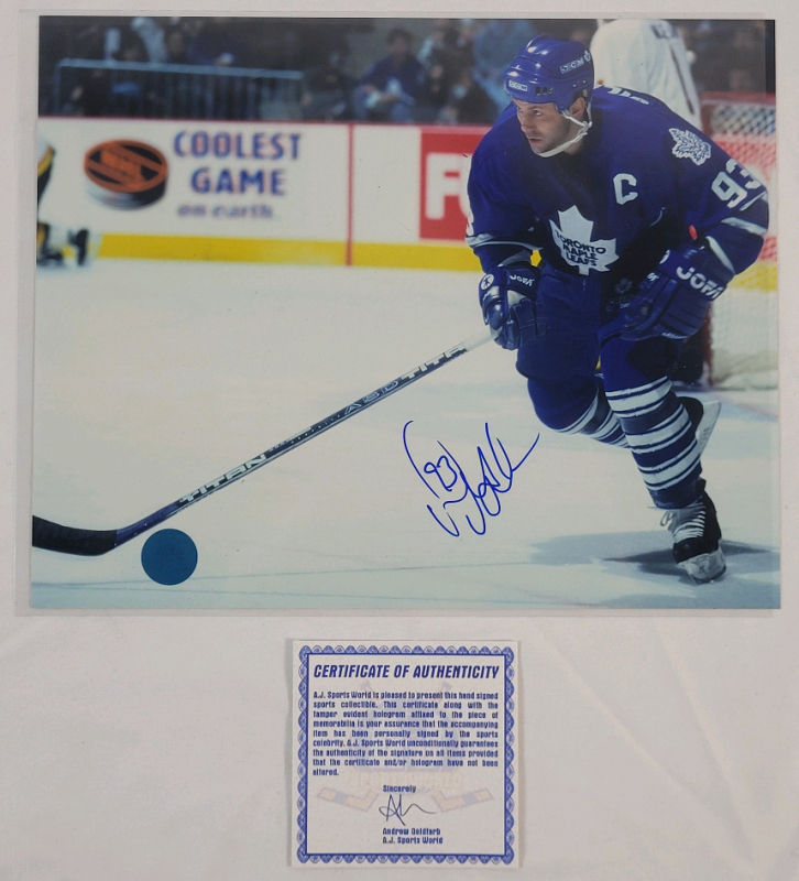 Toronto Maple Leafs Doug Gilmour Signed 8"&times;10" Photo w/COA from A.J. Sports World .
