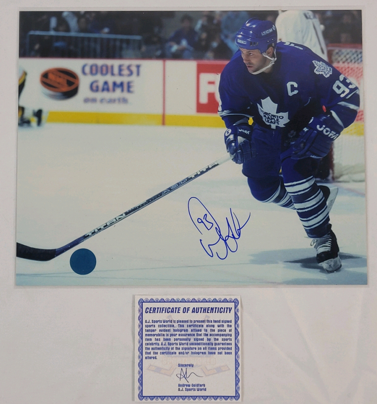 Toronto Maple Leafs Doug Gilmour Signed 8"&times;10" Photo w/COA from A.J. Sports World .