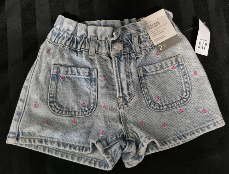 New sz 2T Toddler Gap Jean Shorts with Pink Hearts Retails for $44.95