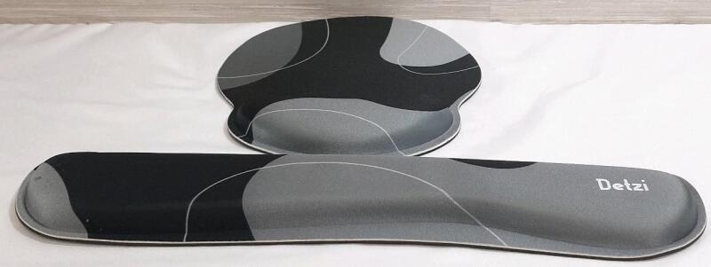 New Detzi Mousepad and Ergonomic Desk Wrist Rest (Wrist Rest is 17&frac12;" Long, 3" Wide, Mouse Pad is 9&frac12;" Wide)