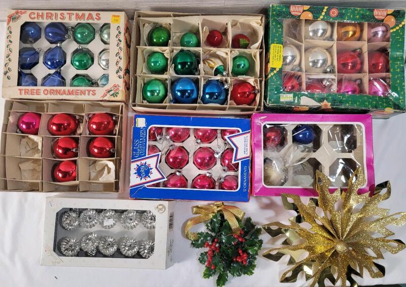 Vintage Holiday Tree Ornaments & Decorations .
